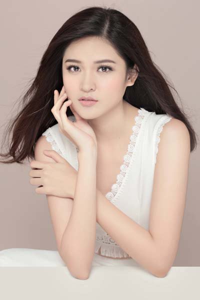 Á hậu Thùy Dung khoe vòng một lấp ló trong váy ren trắng tinh khôi - Hình 6