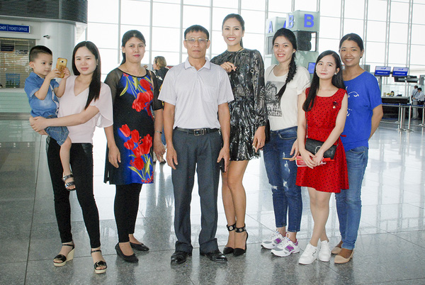 Bố mẹ tiễn Nguyễn Thị Loan lên đường thi Hoa hậu Hòa bình Quốc tế - Hình 1