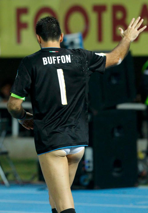 Buffon quên măc quân, hôn nhiên vây chao fan - Hình 2