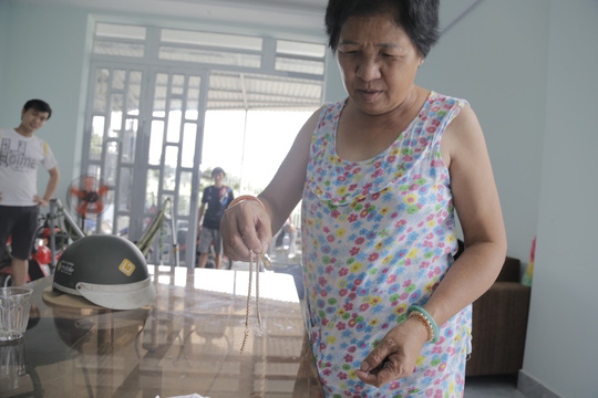 Đang ngủ cùng chồng, bị cướp xông vào giật dây chuyền - Hình 1