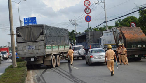 Gia đình 3 người gào khóc trong chiếc ô tô biến dạng - Hình 2