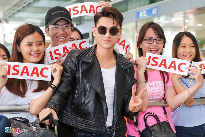 Isaac được chào đón tại sân bay sau khi nhận giải ở Hàn Quốc - Hình 5