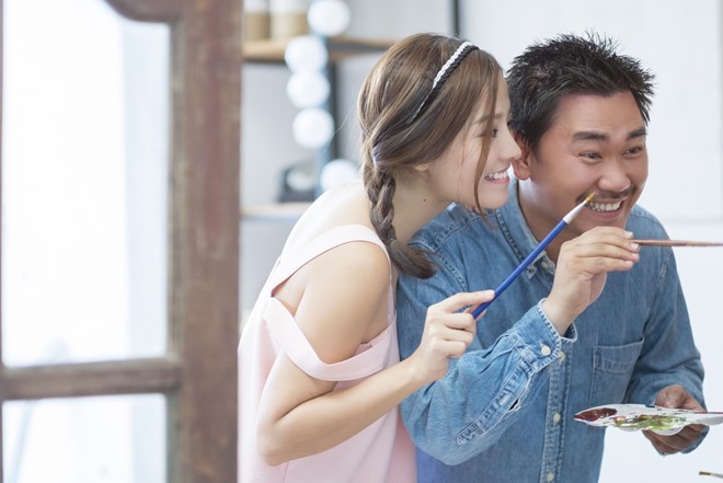 Khánh Hiền và ông xã diện đồ đôi chụp ảnh cưới - Hình 8