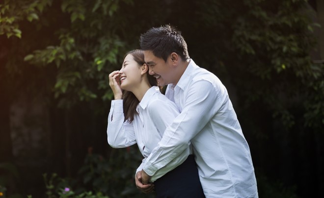 Khánh Hiền và ông xã diện đồ đôi chụp ảnh cưới - Hình 4