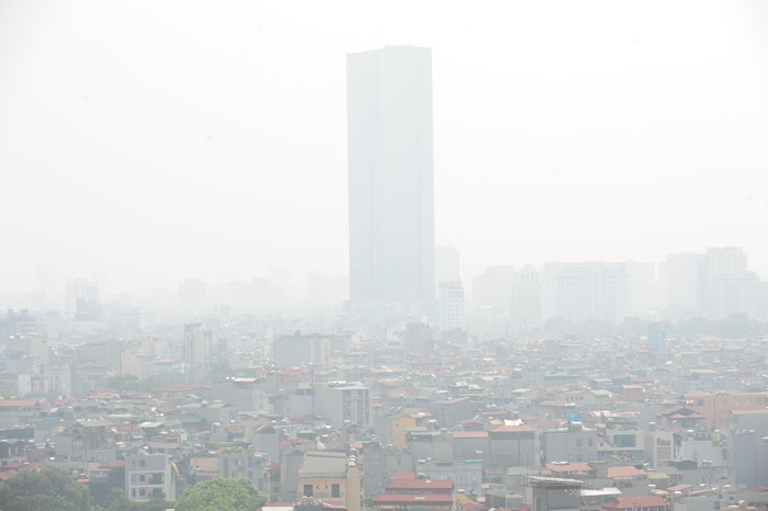 Ngột ngạt, cay mắt vì khói mù ở Hà Nội - Hình 10
