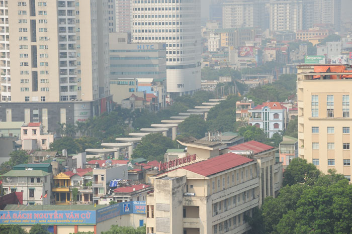 Ngột ngạt, cay mắt vì khói mù ở Hà Nội - Hình 9