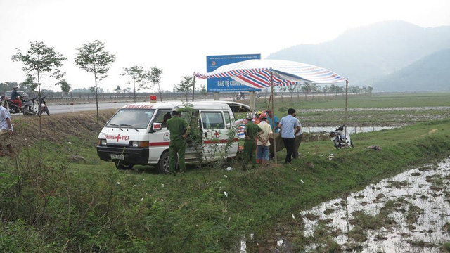 Phát hiện người đàn ông gục chết bên xe máy ở ruộng - Hình 1