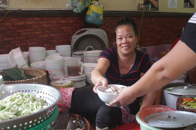 Quán bún chửi đông khách gấp đôi, bà chủ hứa kiềm chế - Hình 1