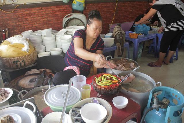 Quán bún chửi đông khách gấp đôi, bà chủ hứa kiềm chế - Hình 2