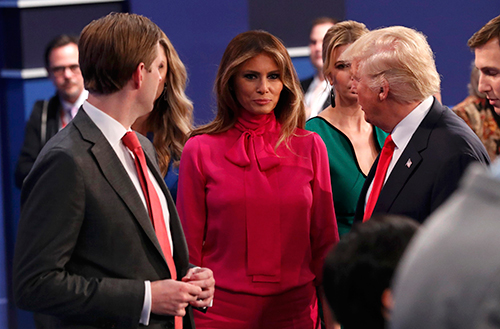 Sơmi hồng chóe của vợ Trump cháy hàng sau cuộc tranh luận - Hình 2