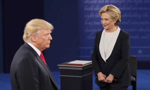 Trump bị cứa bởi lưỡi gươm vung ngay trước tranh luận với Clinton - Hình 1