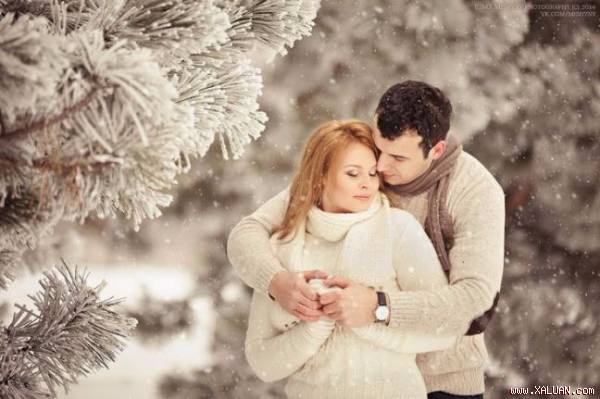 Tâm tình ôm nhau mùa đông là bức tranh tình yêu tuyệt vời mà nhiếp ảnh gia đã ghi lại. Khung cảnh tuyệt đẹp của thiên nhiên kéo dài cùng cảm giác ấm áp khi ôm nhau giữa trời lạnh sẽ khiến bạn cảm thấy đầy yêu thương và tình cảm.