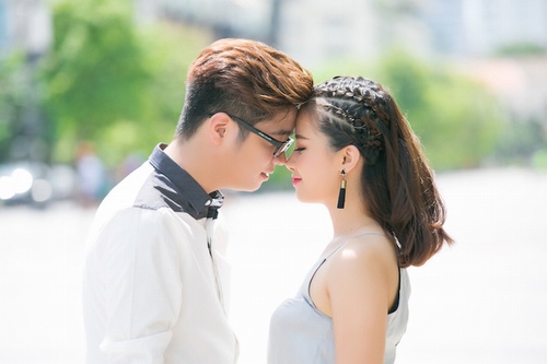 Bùi Anh Tuấn lãng mạn diễn cảnh hôn trán bạn gái - Hình 5
