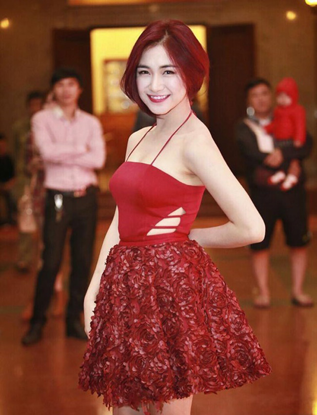 Hòa Minzy ngày càng tự tin khoe ngực đẹp sau 2 năm vào showbiz - Hình 7