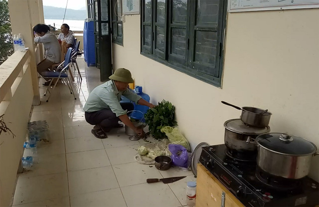 Người đàn ông gần 30 năm nấu cơm cho cán bộ trực lũ - Hình 2