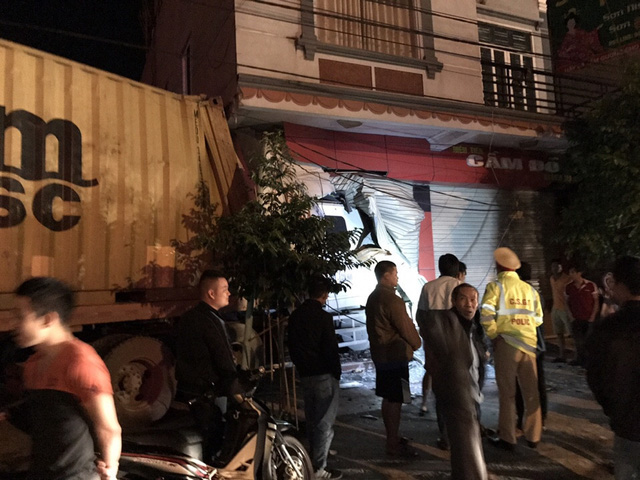 Nhà 2 tầng có nguy cơ sập sau khi xe container chui vào tầng 1 - Hình 2