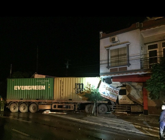 Nhà 2 tầng có nguy cơ sập sau khi xe container chui vào tầng 1 - Hình 1
