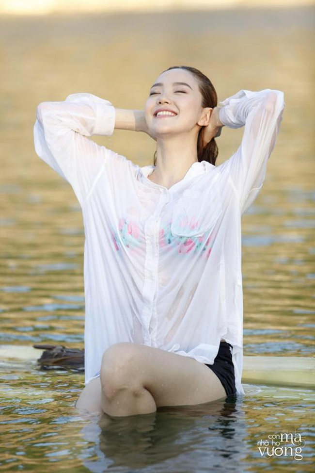Mỹ nhân Việt nóng bỏng cực độ vì mặc sơ mi trắng ướt sũng đi bơi - Hình 7