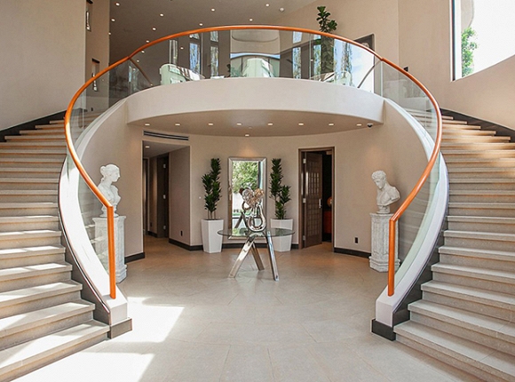 Cận cảnh căn biệt thự gần 15 triệu USD của Rihanna ở Los Angeles - Hình 2