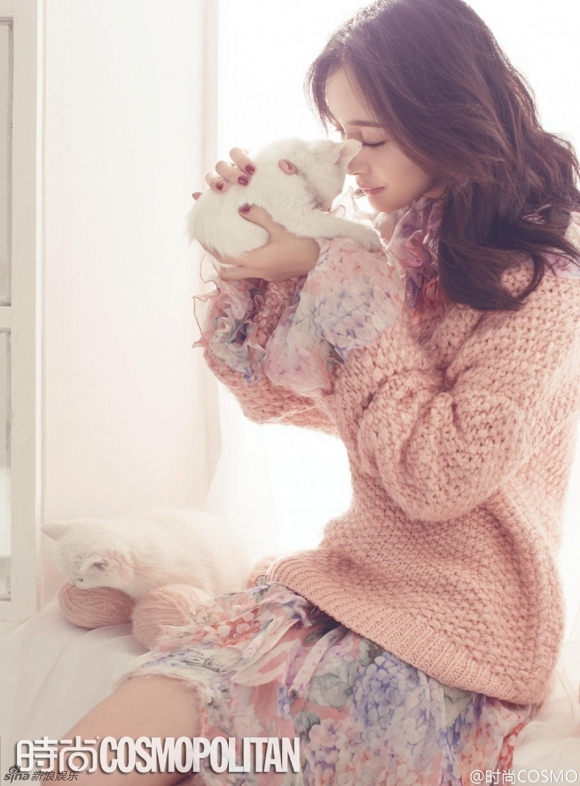 Dương Mịch xinh đẹp vui đùa cùng thú cưng - Hình 4
