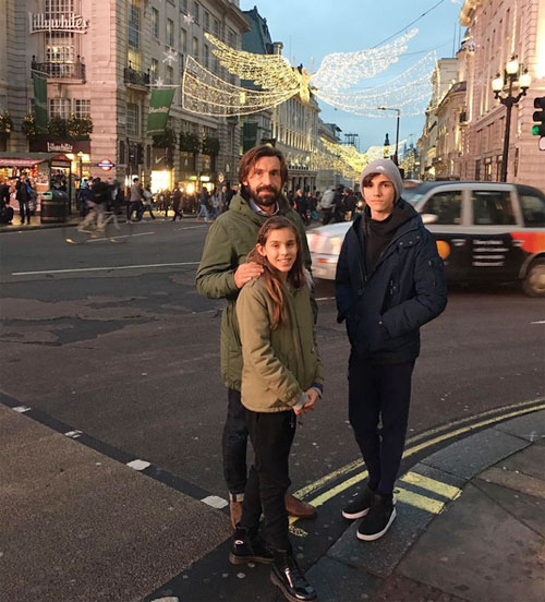 Pirlo đưa ban gai va con đi cô vu Chelsea - Hình 4