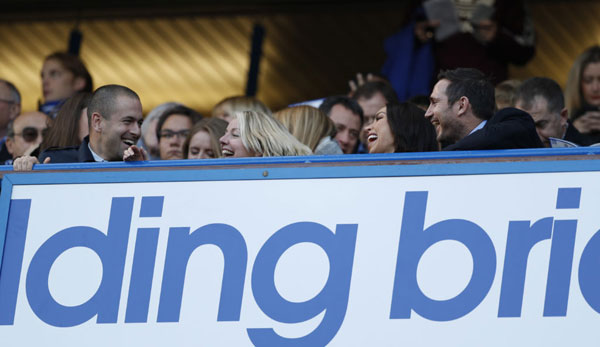 Pirlo đưa ban gai va con đi cô vu Chelsea - Hình 8