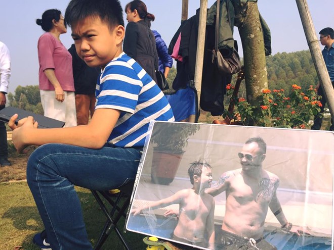 Vợ con và bạn bè mừng sinh nhật Trần Lập tại nơi anh yên nghỉ - Hình 3