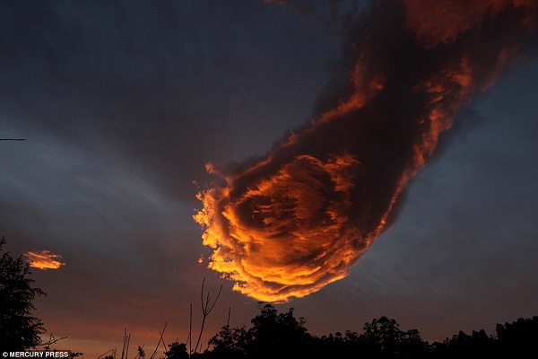 Ngỡ ngàng bàn tay Chúa khổng lồ đỏ rực xuất hiện trên bầu trời - Hình 3