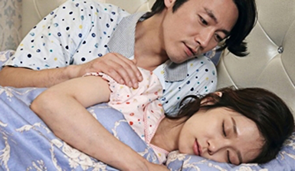 Anh nằm xa ra, lỡ đụng vào cái ấy của em thì hỏng - Hình 1