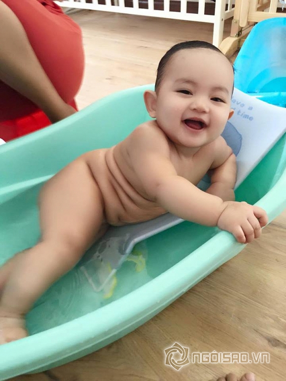 Con trai Khánh Thi, Phan Hiển cười toe toét khi được tắm mát - Hình 4