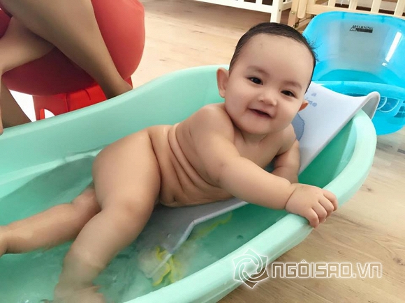 Con trai Khánh Thi, Phan Hiển cười toe toét khi được tắm mát - Hình 1