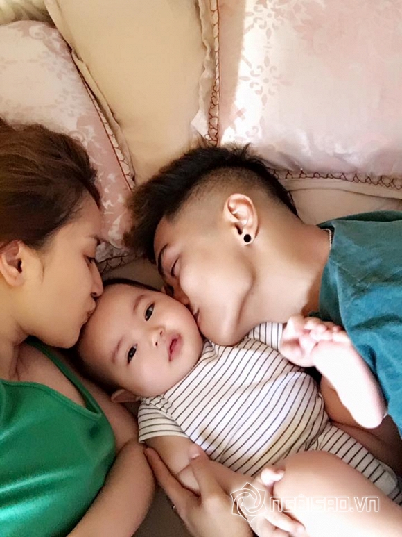 Con trai Khánh Thi, Phan Hiển cười toe toét khi được tắm mát - Hình 6