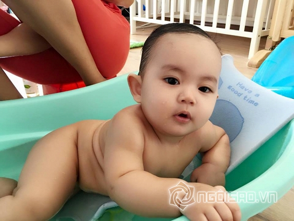 Con trai Khánh Thi, Phan Hiển cười toe toét khi được tắm mát - Hình 2