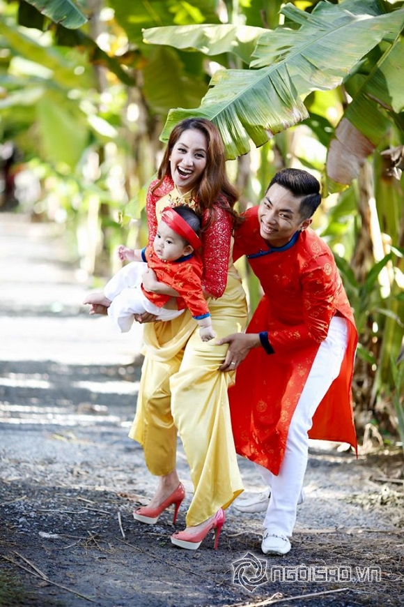 Con trai Khánh Thi, Phan Hiển cười toe toét khi được tắm mát - Hình 7