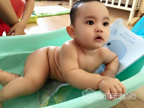 Con trai Khánh Thi, Phan Hiển cười toe toét khi được tắm mát - Hình 3