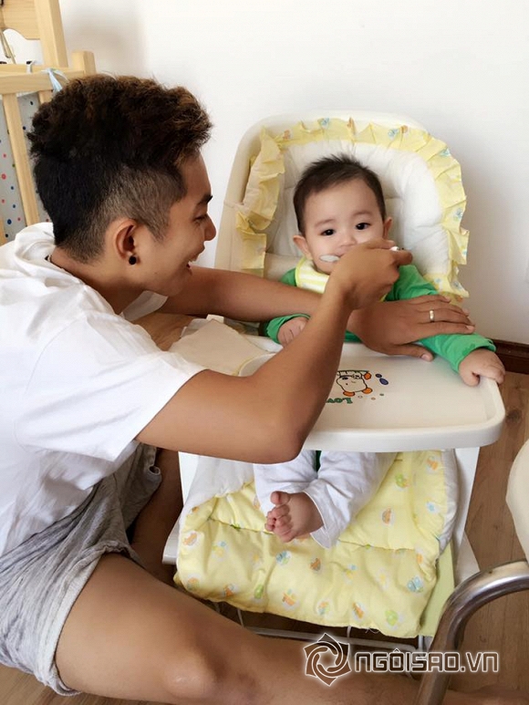 Con trai Khánh Thi, Phan Hiển cười toe toét khi được tắm mát - Hình 5