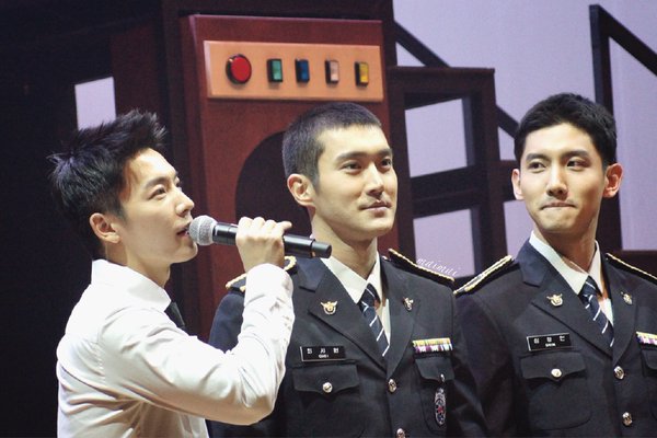 Donghae, Siwon (Super Junior) và Changmin (DBSK) bị chỉ trích vì được nhận biệt đãi trong quân ngũ - Hình 3