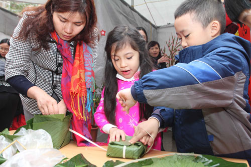 Học sinh tiểu học ngượng ngùng gói bánh chưng Tết - Hình 4