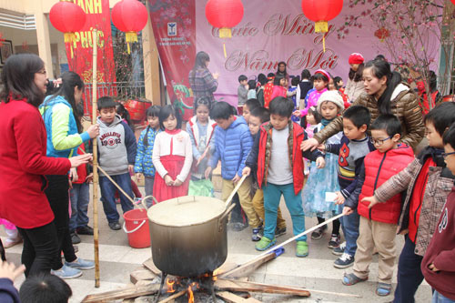 Học sinh tiểu học ngượng ngùng gói bánh chưng Tết - Hình 13