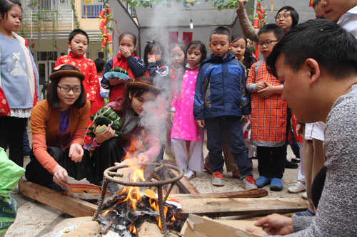 Học sinh tiểu học ngượng ngùng gói bánh chưng Tết - Hình 6