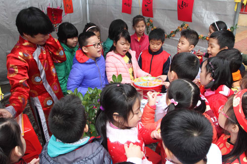 Học sinh tiểu học ngượng ngùng gói bánh chưng Tết - Hình 14