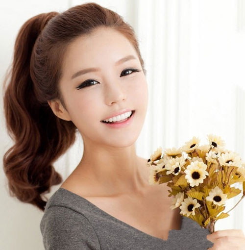 Những kiểu tóc gọn gàng để tiện vào bếp ngày Tết - Hình 1