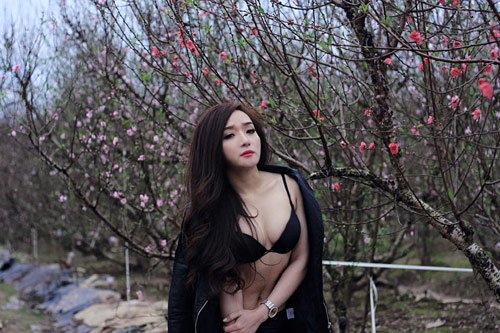Thiếu nữ Hà thành diện nội y tạo dáng bên vườn đào - Hình 3