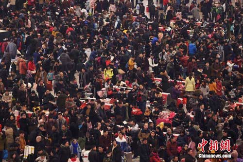 Trung Quốc: Biển người nghẹt thở ở ga tàu về quê ăn Tết - Hình 10