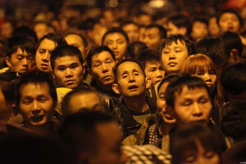 Trung Quốc: Biển người nghẹt thở ở ga tàu về quê ăn Tết - Hình 6