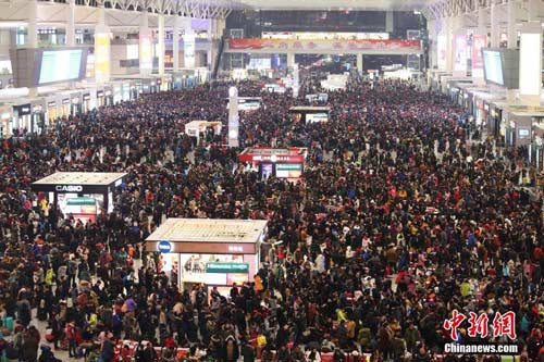 Trung Quốc: Biển người nghẹt thở ở ga tàu về quê ăn Tết - Hình 9