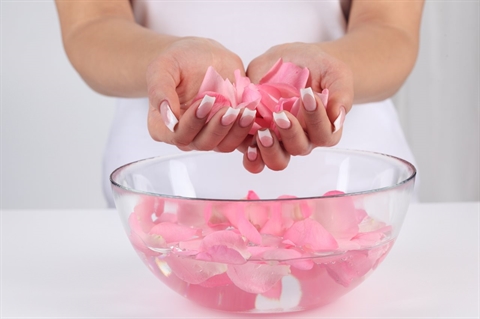 3 cách tự chế nước hoa hồng thơm ngát làm đẹp tại nhà - Hình 1