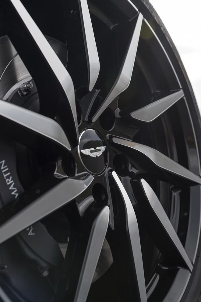 Aston Martin DB11 mạnh 600 mã lực trình làng - Hình 13