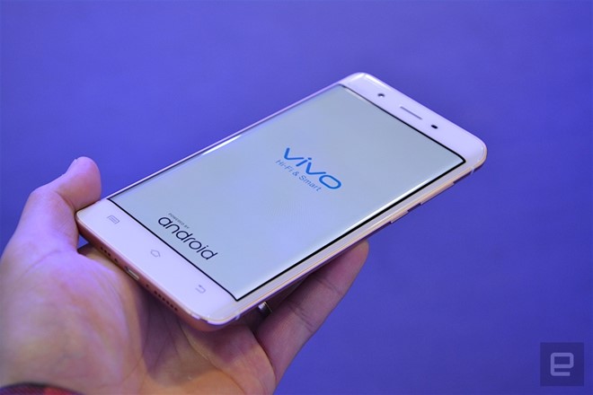 Cận cảnh smartphone màn hình cong, RAM 6 GB - Hình 3