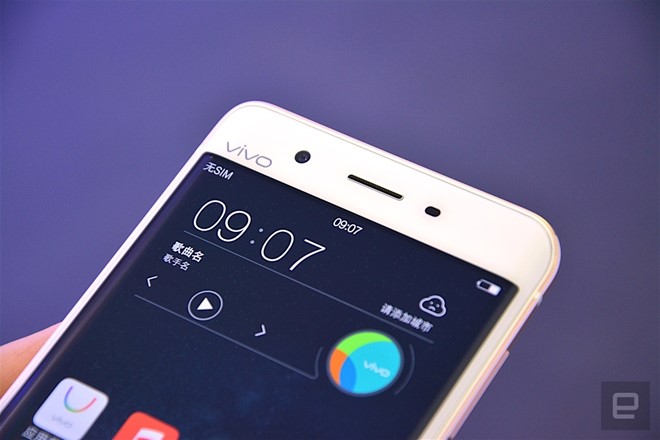 Cận cảnh smartphone màn hình cong, RAM 6 GB - Hình 9